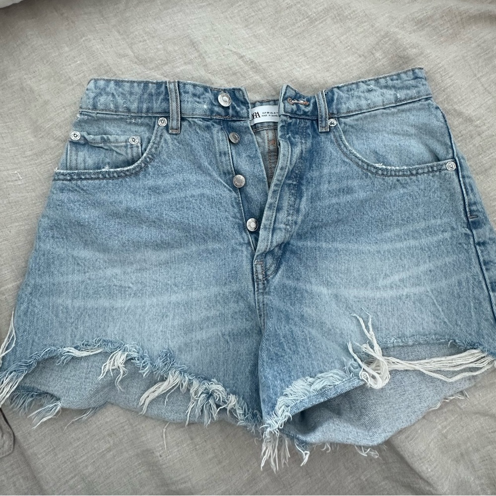 High rise five pocket shorts in rigid fabric.